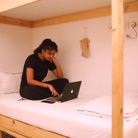 Nap Manor Hostels Mumbai Bagian luar foto